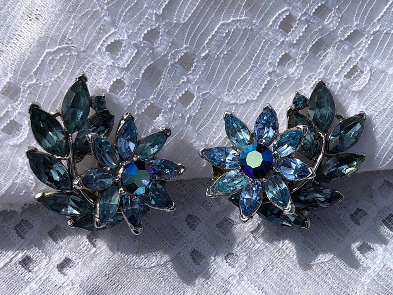 Outstanding Crown Trifari Vintage Rhinestone Clip On Earrings Blues Aurora Borealis