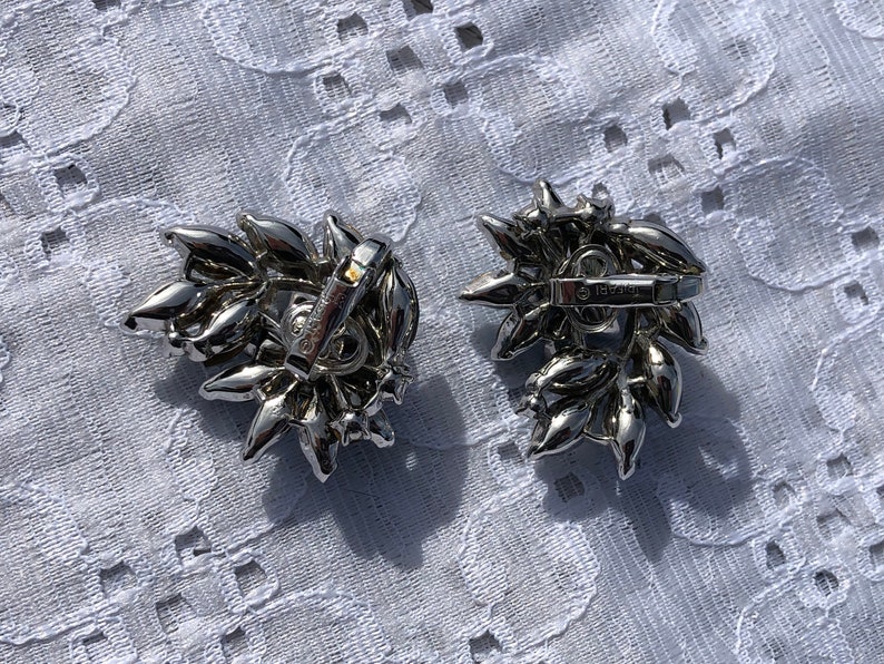 Outstanding Crown Trifari Vintage Rhinestone Clip On Earrings Blues Aurora Borealis