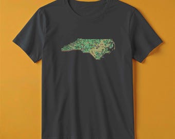 Camiseta con el mapa de Carolina del Norte / Estilo de juego de aventuras retro