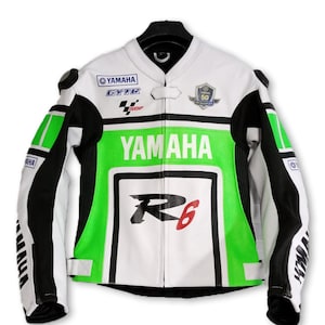 Puede incluir: Chaqueta de moto de cuero blanco con detalles en negro y verde. La chaqueta presenta el logotipo de Yamaha y el texto "R6" en la parte delantera.