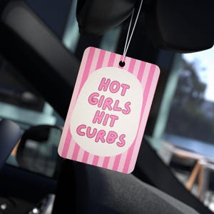 Grappige roze autoluchtverfrisser: &quot;Hot Girls Hit Curbs&quot; - nieuwigheidscadeau