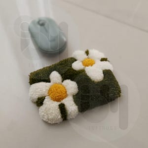 Custom Tufted Keyboard Rug – Fluffy Daisy Moss Pad, 3D Puffy Wrist Rest, Green Forest Workspace Decor, Gamer Gift, Handmade Desk Accessory 15x10 cm~6"x4"