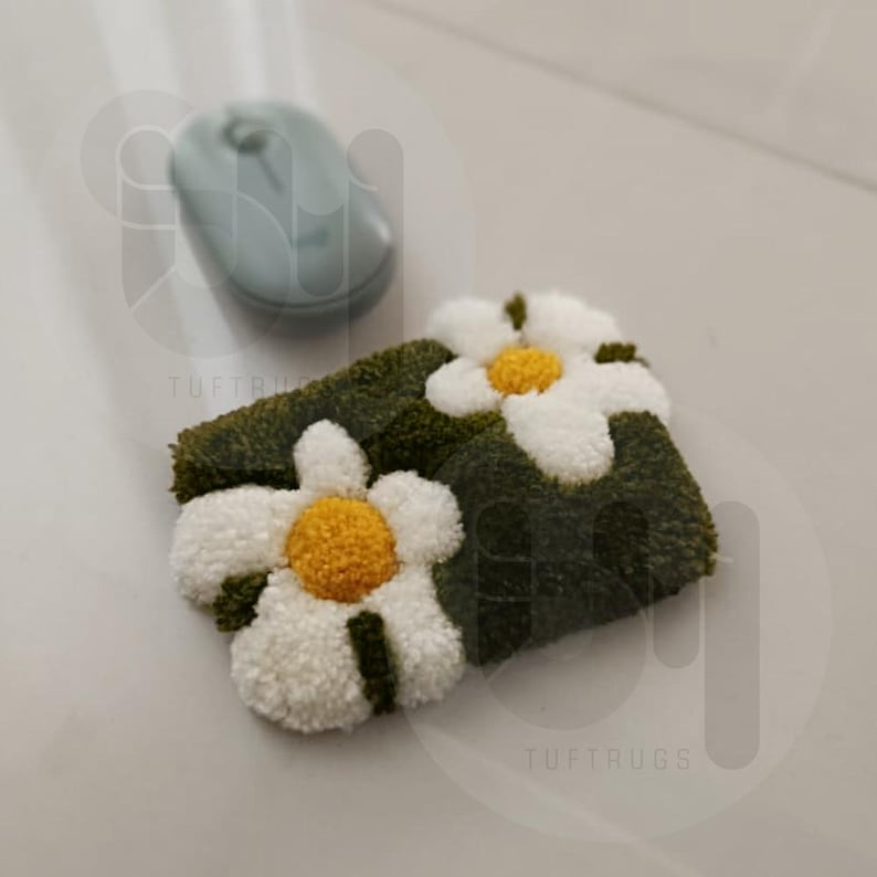 Custom Tufted Keyboard Rug – Fluffy Daisy Moss Pad, 3D Puffy Wrist Rest, Green Forest Workspace Decor, Gamer Gift, Handmade Desk Accessory 15x10 cm~6"x4"