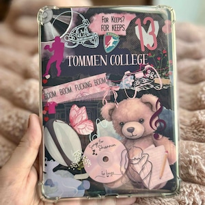 Puede incluir: Funda transparente para teléfono con un diseño de collage. El diseño incluye un casco de fútbol americano, el texto "TOMMEN COLLEGE", un oso de peluche, un balón de rugby, un CD con el texto "Songs for Shannon" y el texto "FOR KEEPS? FOR KEEPS."