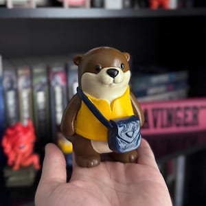 Messenger Otter from Crescent City Figurine  -Crescent City Bookshelf Decor, Otter Mail Bookshelf, Book Lover Gift, Reading Nook Decor