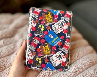 Funda para Kindle de Frieda McFadden - Un bonito inserto para la funda de Kindle con temática de suspense, ideal para lectores electrónicos, Kindles, Kobo e iPad.