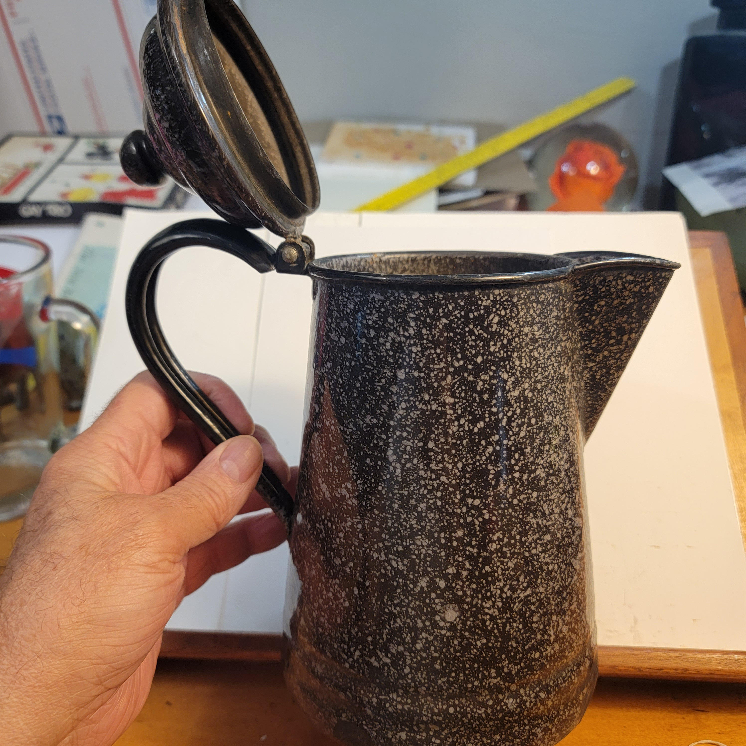 Cafetière vintage cowboy en métal émaillé noir et blanc