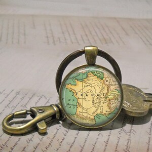 France map necklace, key chain or brooch pin, vintage map gift travel gift European travel Francophile gift globetrotter gift key ring fob Bild 5