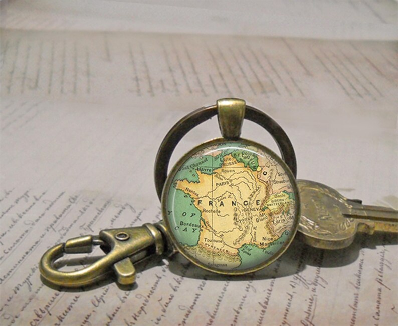 France map necklace, key chain or brooch pin, vintage map gift travel gift European travel Francophile gift globetrotter gift key ring fob Bild 5