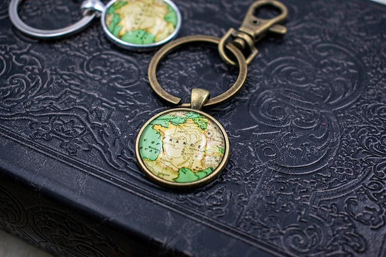 France map necklace, key chain or brooch pin, vintage map gift travel gift European travel Francophile gift globetrotter gift key ring fob Bild 7