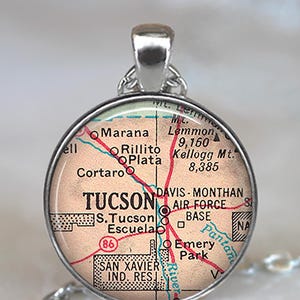 Collar, llavero o broche con el mapa de Tucson, regalo para dejar el hogar, para irse, para mudarse, llavero con base de la Fuerza Aérea David Monthan