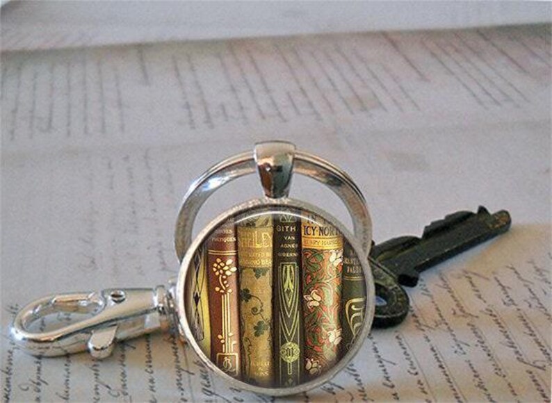 Antique Books necklace, key chain or brooch pin, book shelf book jewelry librarian gift reader teacher gift book club gift key ring key fob afbeelding 4