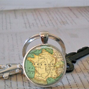 France map necklace, key chain or brooch pin, vintage map gift travel gift European travel Francophile gift globetrotter gift key ring fob Bild 6