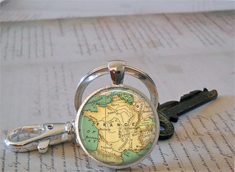France map necklace, key chain or brooch pin, vintage map gift travel gift European travel Francophile gift globetrotter gift key ring fob Bild 6