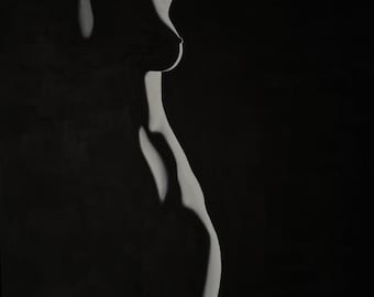 Puede incluir: Una silueta en blanco y negro de un cuerpo humano, con la forma de la figura resaltada en blanco sobre un fondo oscuro.