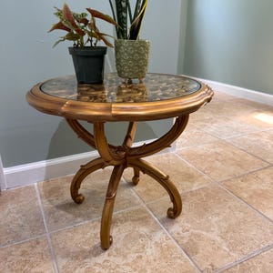 Vintage Syroco Hollywood Regency Gold Detailed Round Mid-Century Modern Side Table Plant Stand 1970