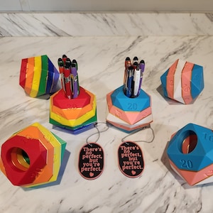 ¡Paquete de 3 portalápices LGBTQIA d20! ¡Ribete dorado! ¡Para DM de TTRPG! ¡Orgullo trans y arcoíris!