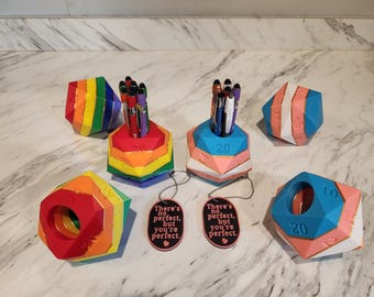 Confezione da 3 portapenne d20! Rifiniture dorate! Per master di giochi di ruolo da tavolo! Orgoglio trans e arcobaleno! LGBTQIA