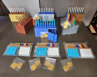 16 moedas de chocolate Gelt e 4 conjuntos de velas reutilizáveis de cores diferentes dentro do calendário de contagem regressiva da Menorá de Hanukkah (sem fogo e sem eletricidade)!