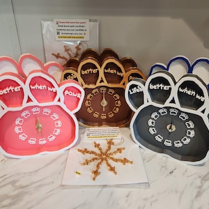 ¡La vida es mejor cuando PAWS! Reloj Shadowbox personalizable con diseño de huella dibujada a mano. De pie o en la pared.
