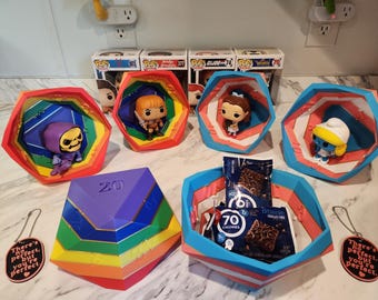 Confezione da 3 cestini d20 con teca! Espositore Funko con stile! Sezione trasversale all'interno dei dadi! Ciotola per caramelle, espositore per giochi di ruolo da tavolo! Orgoglio trans e arcobaleno!