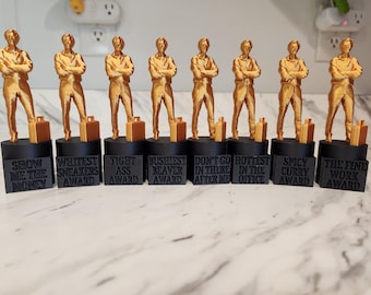 Set completo da 8 pezzi del Dundies Trophy, stagione 2! Include segnaposto, tovagliolo e portafoto! Un gadget da portare a casa come regalo di fine festa!