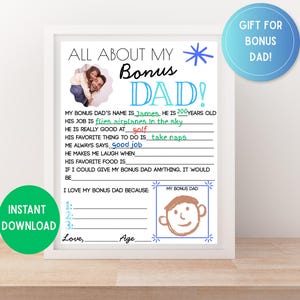 Può includere: Una stampa incorniciata con il testo "ALL ABOUT MY Bonus DAD!" e domande da completare su un patrigno. Include una foto, un cerchio blu con la scritta "GIFT FOR BONUS DAD!" e un cerchio verde con la scritta "INSTANT DOWNLOAD".