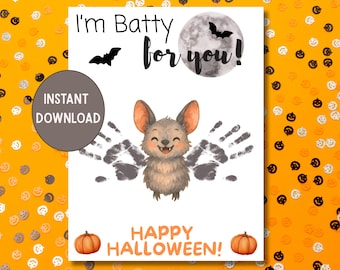 Puede incluir: Una impresión con temática de Halloween con un murciélago de dibujos animados, alas de huellas de manos y la frase "I'm Batty for you!". Una luna llena y murciélagos en el fondo. Las palabras "Happy Halloween!" y calabazas en la parte inferior.