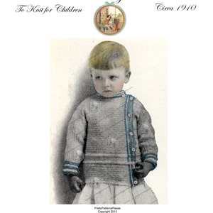 Puede incluir: Imagen vintage de un niño con un abrigo asimétrico eduardiano. El abrigo es gris con ribetes y botones azules. El texto dice: "The Edwardian Asymmetrical Coat To Knit for Children Circa 1910."