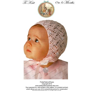 Puede incluir: Un gorro de bebé de ganchillo rosa con un patrón de encaje. El gorro está atado con una cinta rosa y tiene un pequeño botón en el lateral. El texto "All-Over Lace Bonnet To Knit 0 to 6 Months" es visible en la imagen.