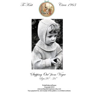 以下が含まれることがあります： リブ編みのフードとプルオーバーセーターを着た子供の白黒画像。画像には「Ribbed Hood & Pullover Sweater To Knit Circa 1963」とVogueの「Stepping Out」というテキストが含まれています。サイズ51〜61cm。