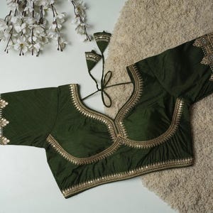 ゴールド刺繍のラズベリーシルクブラウス：パッド入りクロップトップ