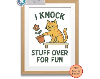 Puede incluir: Patrón de punto de cruz con un gato de dibujos animados que derriba una planta en maceta con el texto "I knock stuff over for fun".