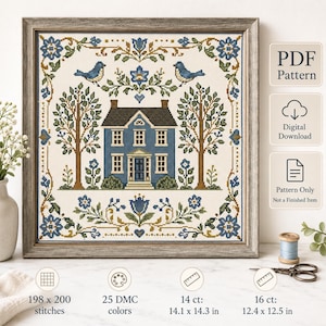 Op de afbeelding: Een kruissteekpatroon met een blauw huis tussen twee bomen, geflankeerd door blauwe vogels en bloemrijke randen. Tekst bevat PDF Pattern, Digital Download, Pattern Only, 198 x 200 steken, 25 DMC-kleuren, 14 ct: 35,8 x 36,3 cm, 16 ct: 31,5 x 31,8 cm.