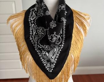 Pañuelo tipo bandana con flecos