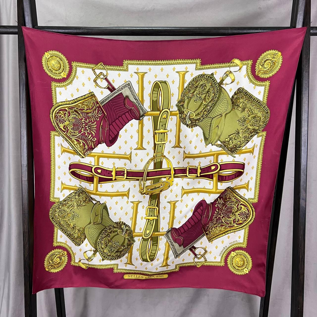 エルメス シルクスカーフ カレ90 “Selles a Housse” バーガンディ