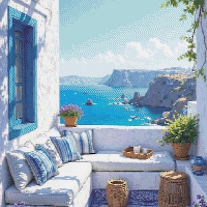 Puede incluir: Imagen pixelada de una zona de estar exterior de estilo mediterráneo con vistas al mar. La escena incluye paredes blancas, detalles en azul y plantas en macetas. Cojines a rayas y cestas de mimbre completan la estética costera. La vista incluye un mar azul brillante y acantilados distantes.