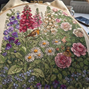 Patrón de punto de cruz para borde de jardín con mariposas y petirrojos / Gráfico floral para jardín rústico (descarga en PDF)