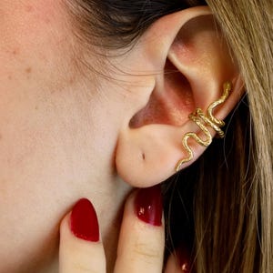 Golden Snake Ear Cuff – No Piercing Serpent Climber Wrap Earring, Minimalist Cartilage Hugger, Dainty Small Everyday Jewelry, Gift for Women