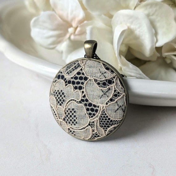 Pendentif Ancien En Laiton Argenté – Forme Ronde – Occasion Bon état