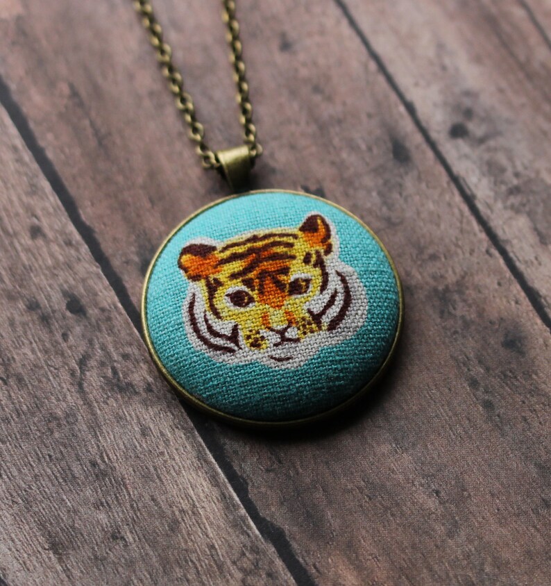 Tiger Necklace, Year Of The Tiger Gift For Animal Lovers, Bengal Tiger Head Pendant, Turquoise And Orange Big Cat Jewelry afbeelding 7