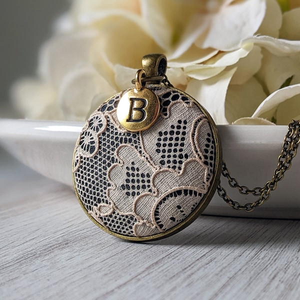 Collar de encaje antiguo, joyería con inicial personalizada, regalo tradicional para el 13.º aniversario de bodas.