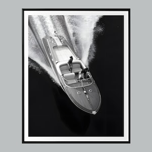 Print met speedboot in old money-stijl, vintage boot muurdecoratie, zwart-wit kustdecoratie, luxe lifestyle digitale download