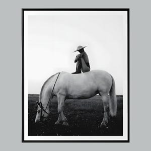 Vrouw te paard print, zwart-wit, feministische poster, westelijke muurkunst, minimalistische paard muurkunst, luxe interieur, elegante vrouw kunst