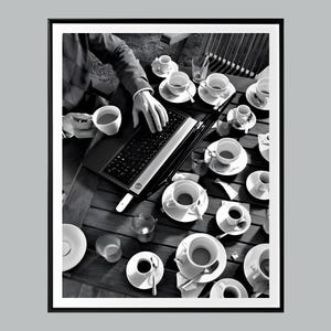 Puede incluir: Una vista aérea en blanco y negro de un portátil sobre una mesa de madera rodeado de numerosas tazas de café de cerámica blanca y platillos. Una persona escribe en el teclado mientras sostiene una taza. La escena incluye tazas vacías y llenas.