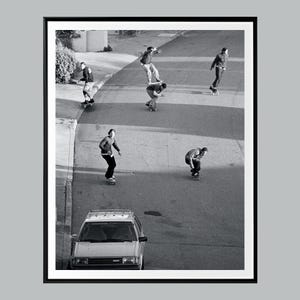 Vintage straatposter, skatekunst, zwart-wit, luxe modeprint, modefotografie, Hypebeast Room Decor, retro autoprint