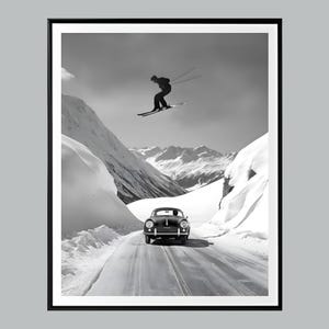 以下が含まれることがあります： 雪山を背景に、スキーヤーがジャンプしている白黒の額入りプリント。雪道を進むクラシックカー。アクションと冒険の瞬間を捉えたプリントです。