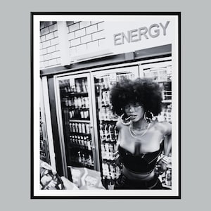 Stampa di donna afro in bianco e nero, poster streetwear Y2K, arte di minimarket urbani, estetica da cattiva, decorazione da parete per ragazze cool