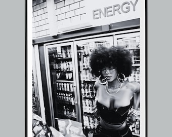 Zwart-wit afro vrouw print, Y2K streetwear poster, stedelijke gemakswinkel kunst, baddie esthetiek, coole meid wanddecoratie