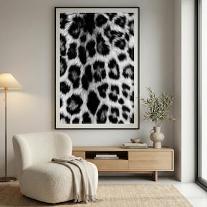 Pu&ograve; includere: Una stampa artistica incorniciata con un motivo leopardato in bianco e nero. L'opera d'arte presenta una vista ravvicinata della pelliccia dell'animale, con macchie scure su uno sfondo pi&ugrave; chiaro. La stampa &egrave; esposta in un ambiente interno moderno.